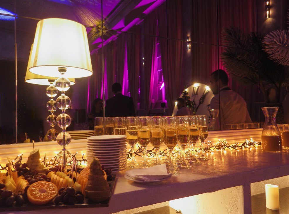 glasses-filled-with-champagne-and-fruit-dessert-in-the-festive-lighting-of-the-living-room_t20_E49EyV.jpg